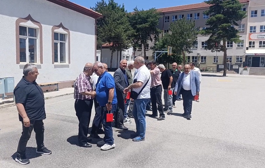 40 Yıl Sonra Aynı Sıralarda Buluştular - Görsel 2
