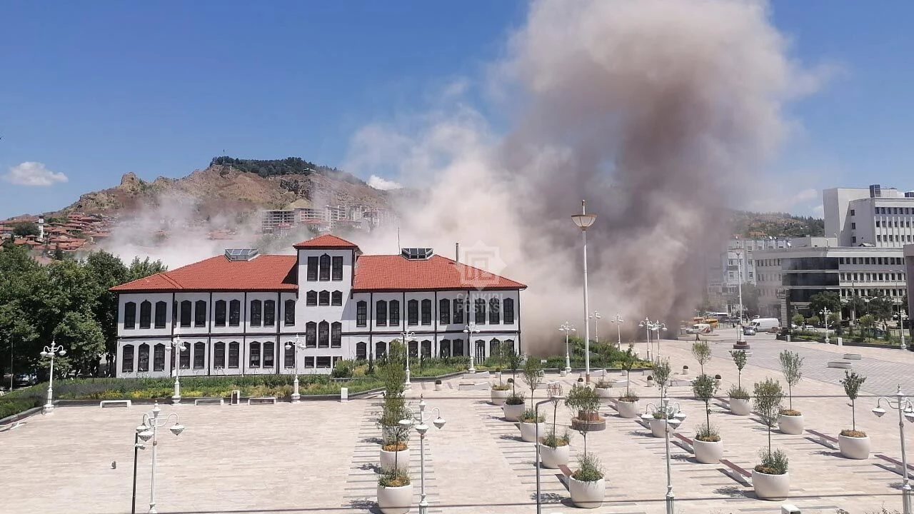 Çankırı’da Yıkım Paniği: Vatandaşlar Deprem Oluyor Sandı - Görsel 5